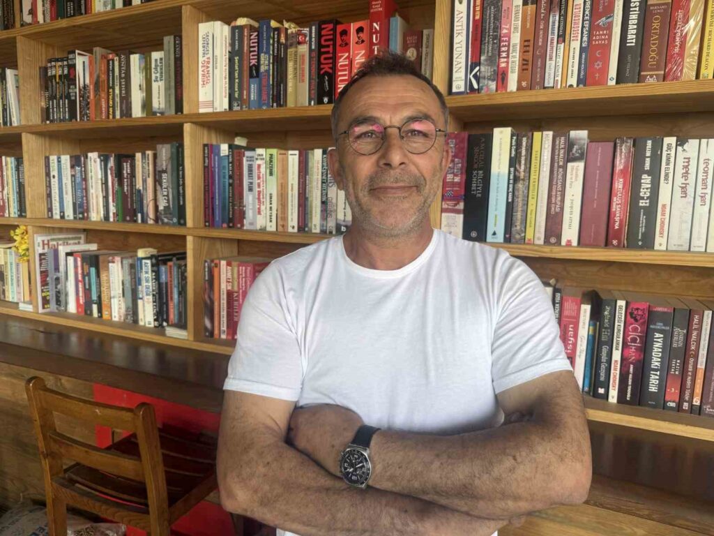 İşletti̇ği̇ Büfede 800 Eserli̇k Kütüphane Kurdu
