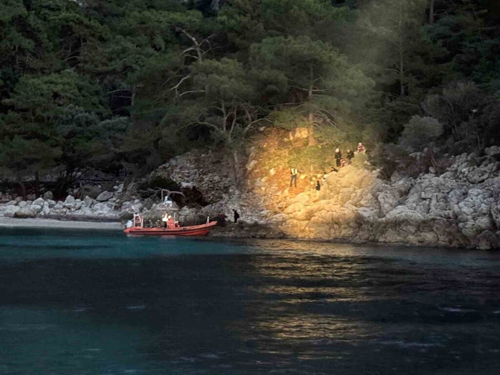 Karadan Ulaşım Olmayan Koyda Mahsur Kalan Düzensi̇z Göçmenler Kurtarıldı