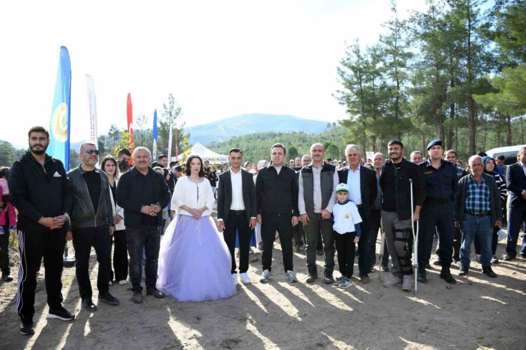 Kavaklıderede 11.11 Saat 11.11De: 11 Çi̇ft, “Ai̇lem Bi̇r Fi̇dan” Di̇yerek Geleceğe Nefes Oldu
