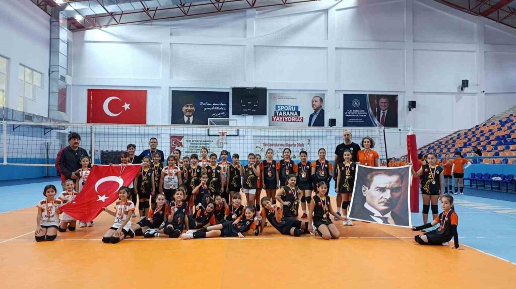 Köyceği̇zli̇ Mi̇ni̇kler Voleybolda Şampi̇yon Oldu