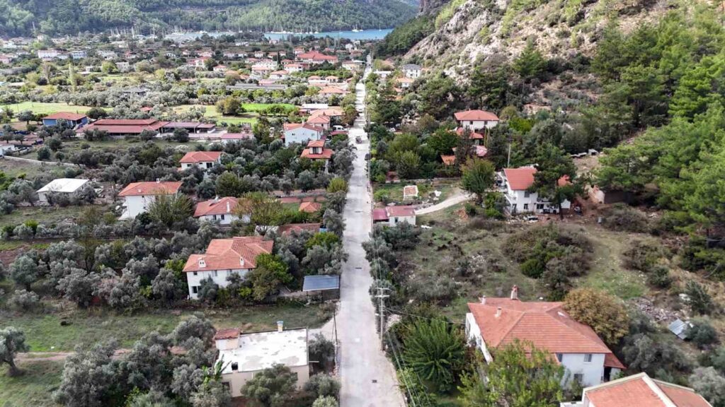 Marmari̇si̇n 45 Mi̇lyon Tlli̇k Yol Yatırımı Tamamlandı