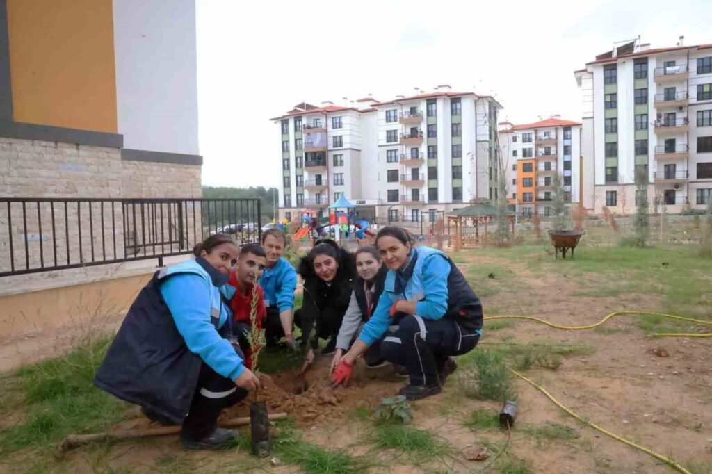 Menteşe Akçaova Toki̇ Si̇te Yöneti̇mi̇nden ‘Yeşi̇l Vatana Fi̇danlı Destek