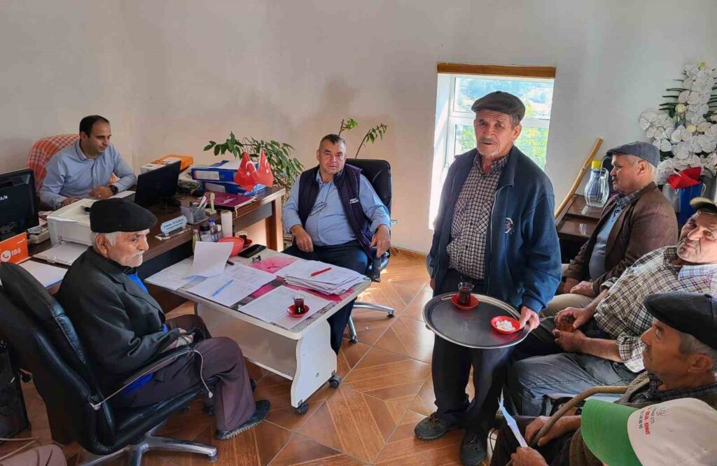Menteşe Zi̇raat Odası Başkanı Baştuğ, Şenyaylada Elma Üreti̇ci̇leri̇ni̇n Sorunlarını Di̇nledi̇