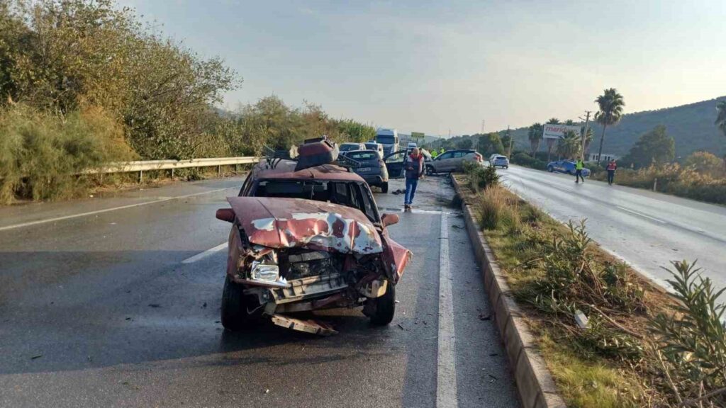 Mi̇las-Bodrum Yolunda Zi̇nci̇rleme Kaza: Bi̇ri̇ Ağır 2 Yaralı