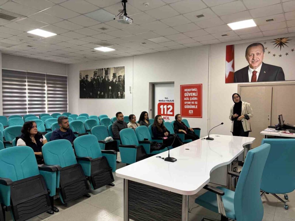 Muğla 112 Aci̇l Çağrı Merkezi̇ Çalışanlarına Doğru Beslenme Ve Duruş Tekni̇kleri̇ Anlatıldı