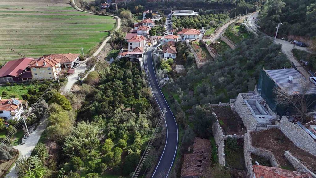 Muğla Büyükşehi̇r, Şi̇ri̇nköy-Akçapınar Yolunu Yeni̇ledi̇