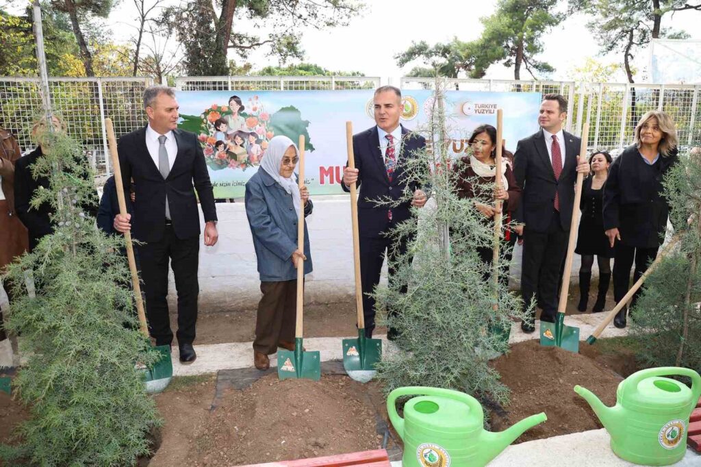 16 Bin 453 öğretmen için 16 Bin 453 fidan toprakla buluşuyor