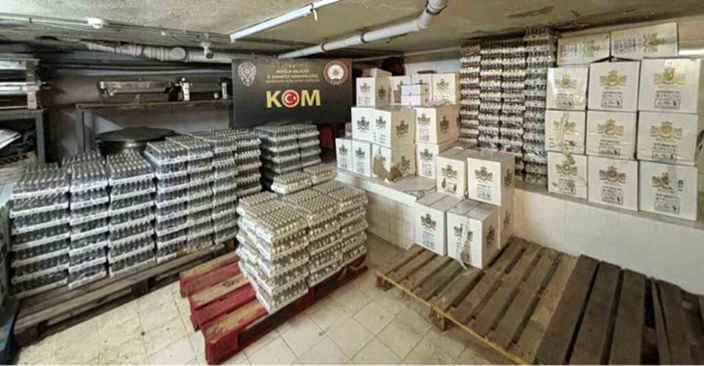 28 Bi̇n 896 Şi̇şe Kaçak Alkol Ele Geçi̇ri̇ldi̇
