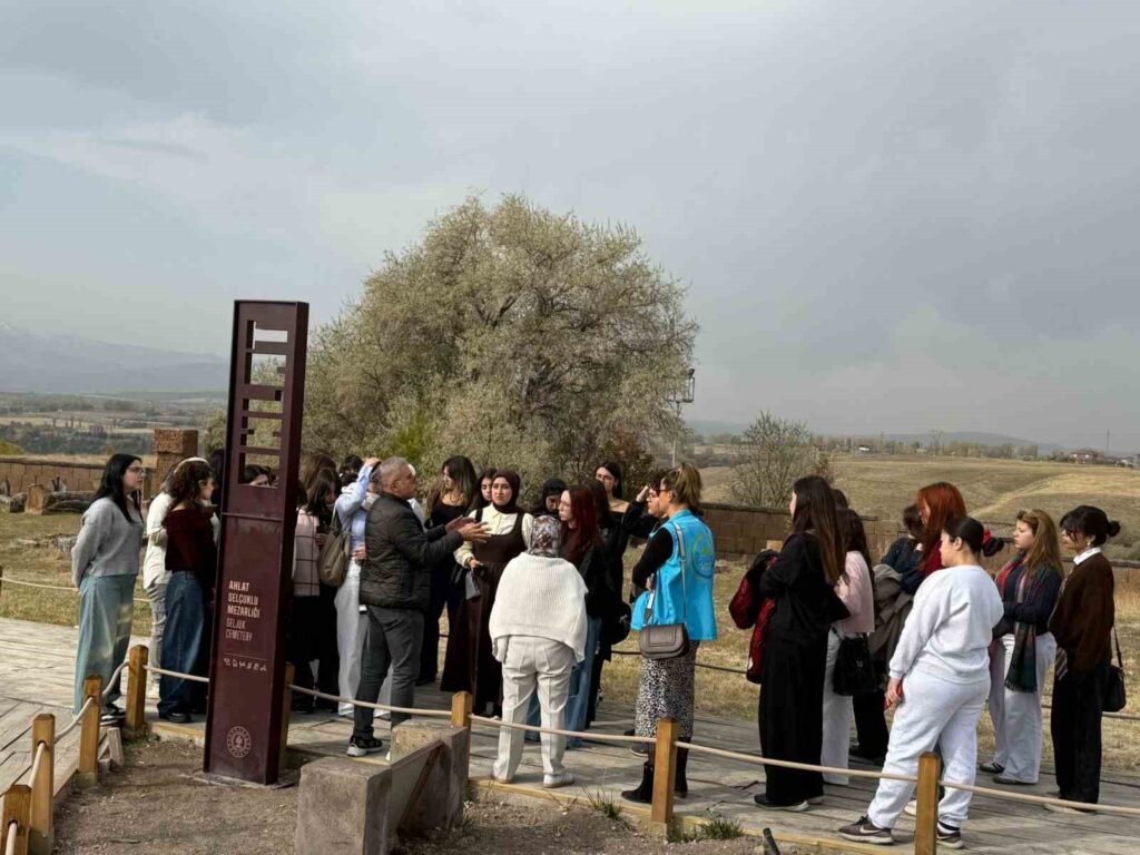 Muğlalı Gençler Medeni̇yet, Tari̇h Ve Kültür Kampı İle Bi̇tli̇s Ve Vanı Keşfetti̇