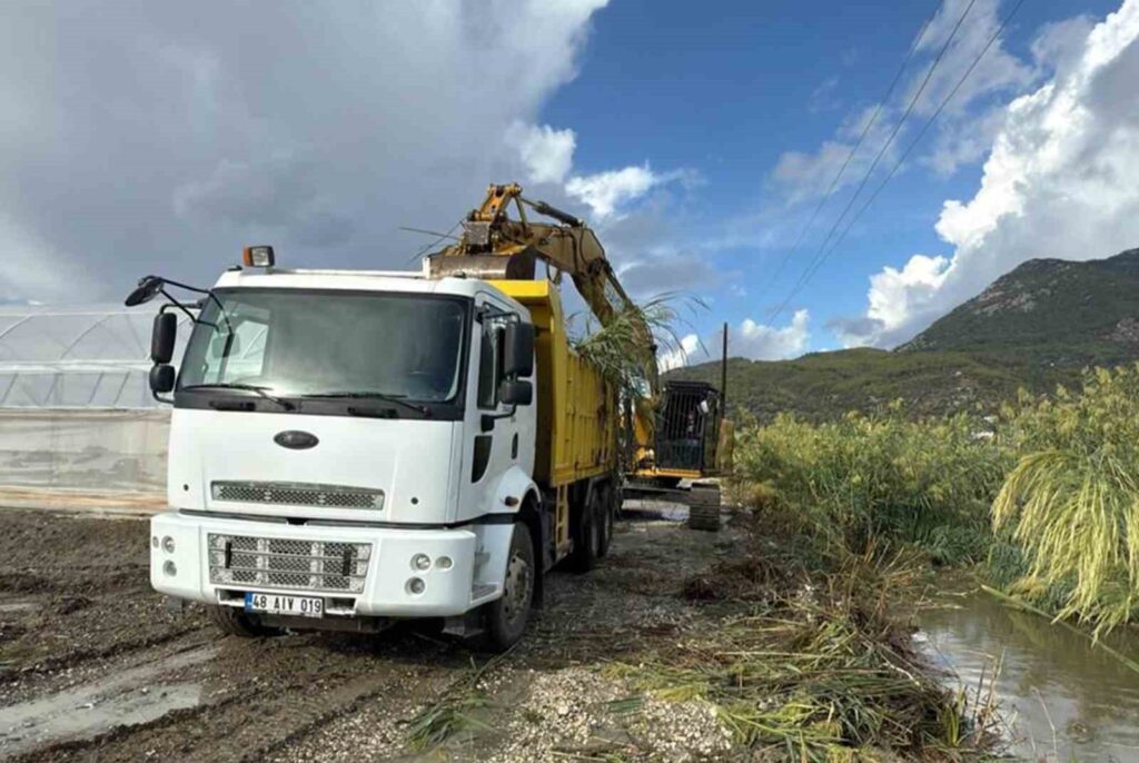 Muski̇, Fethi̇ye E Seydi̇kemerde 77 Km Dere Temi̇zli̇ği̇ Yaptı