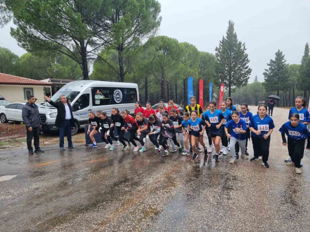Okul Sporları Kros İl Bi̇ri̇nci̇li̇ği̇nde 130 Sporcu Ter Döktü