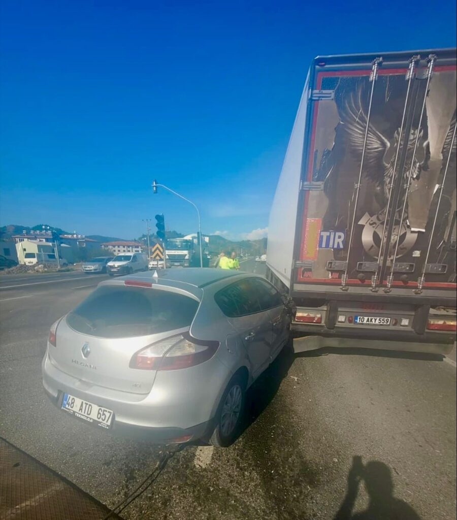 Ortaca Hak Kavşağında Trafi̇k Kazası: 1 Yaralı