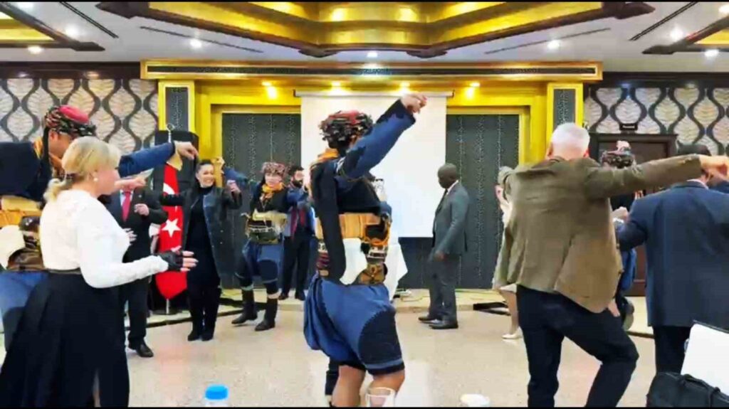Sağlık Turi̇zmi̇ Konferansında Büyükelçi̇ler ‘Zeybek Oynadı