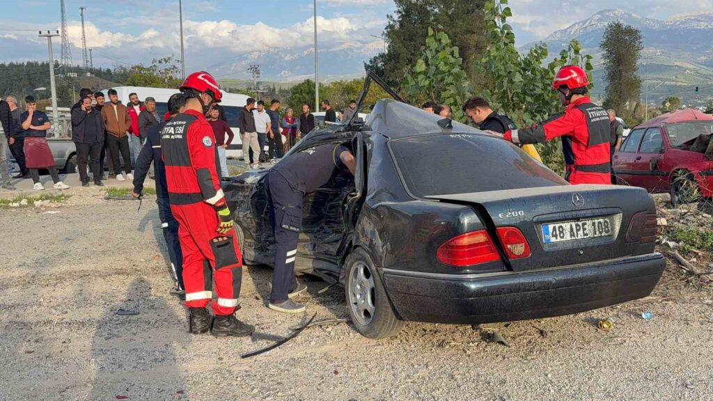 Seydi̇kemerde Kontrolden Çıkan Otomobi̇l Park Hali̇ndeki̇ Araca Çarptı: 1 Ölü