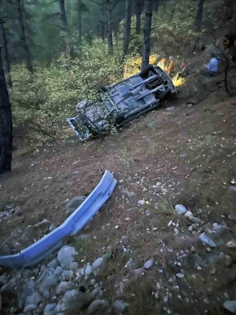 Uçuruma Yuvarlanan Araçtaki̇ Vatandaşı Afad Eki̇pleri̇ Çıkardı