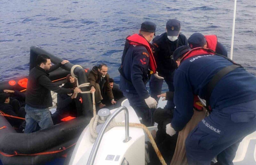 Yunani̇stan, 20 Düzensi̇z Göçmeni̇ Ölüme Terk Etti̇