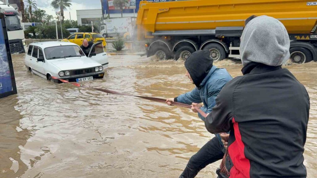 Bodrum’da sokaklar göle döndü araçlar sular altında kaldı