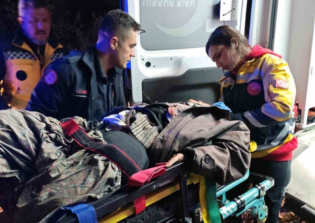 Devri̇len Traktörün Altında Kalan Kadın Yaralandı
