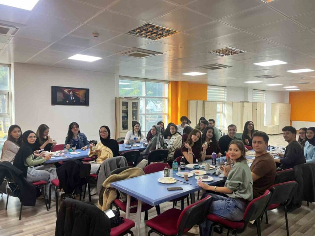 Gençler sanatta buluştu, seramik biblolar renklendi