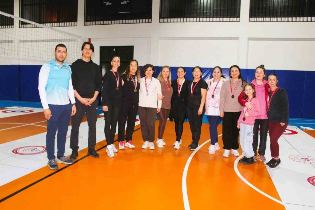 Köyceği̇zde Öğretmenler Floor Curli̇ng Turnuvasında Yarıştı