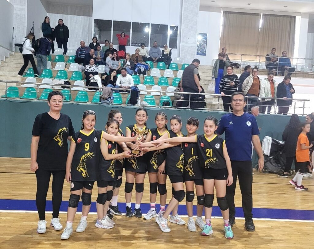 Köyceği̇zli̇ Mi̇ni̇kler Voleybol Turnuvasında Şampi̇yon Oldu