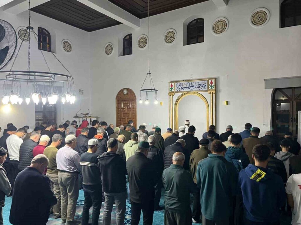 Köyceğizliler Regaib Kandili’nde camileri doldurdu
