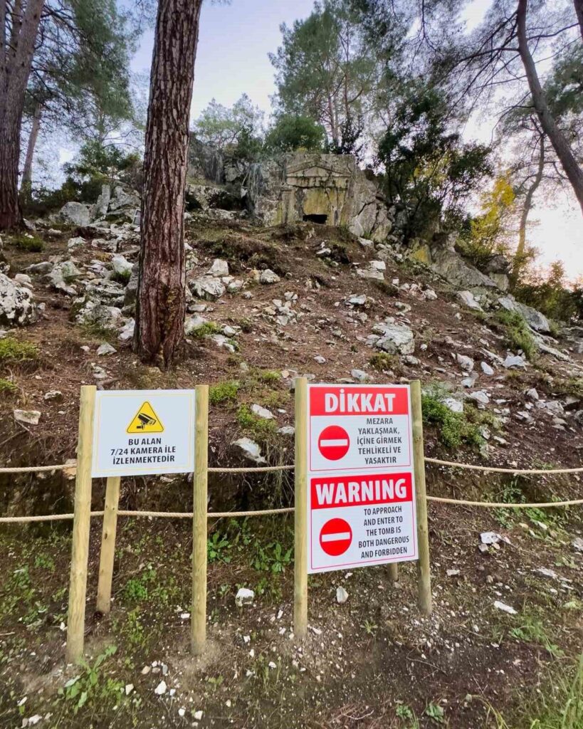Marmaris Ticaret Odası’ndan 2 bin yıllık kaya mezarlarına kameralı koruma desteği