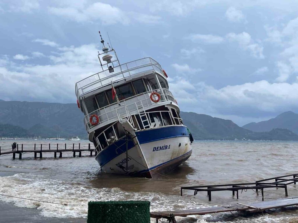 İskeleye Çarpan Tekne Karaya Oturdu