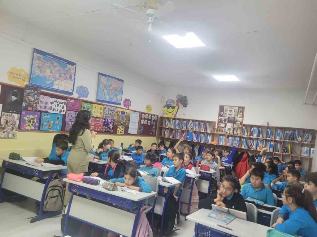 Öğrencilere temel beslenme eğitimi veriliyor