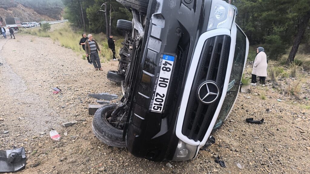 Yolcu Mi̇ni̇büsü Devri̇ldi̇: 3 Yaralı