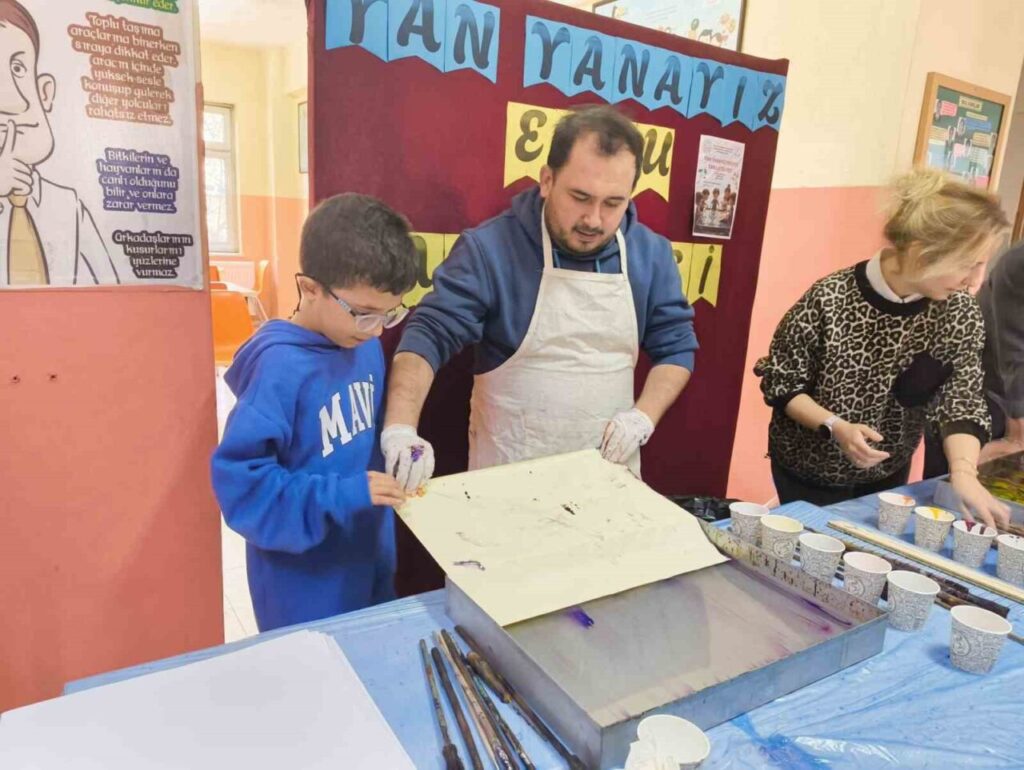 Muğlalı öğrenciler ebru sanatıyla tanıştı