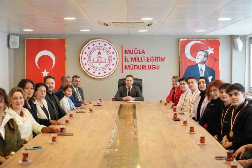 Altın madalyalı öğrencilerinin başarıları kutlandı