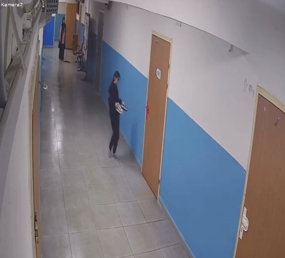 Paspas yapılan alanı kirletmemek için ayakkabılarını çıkarttı
