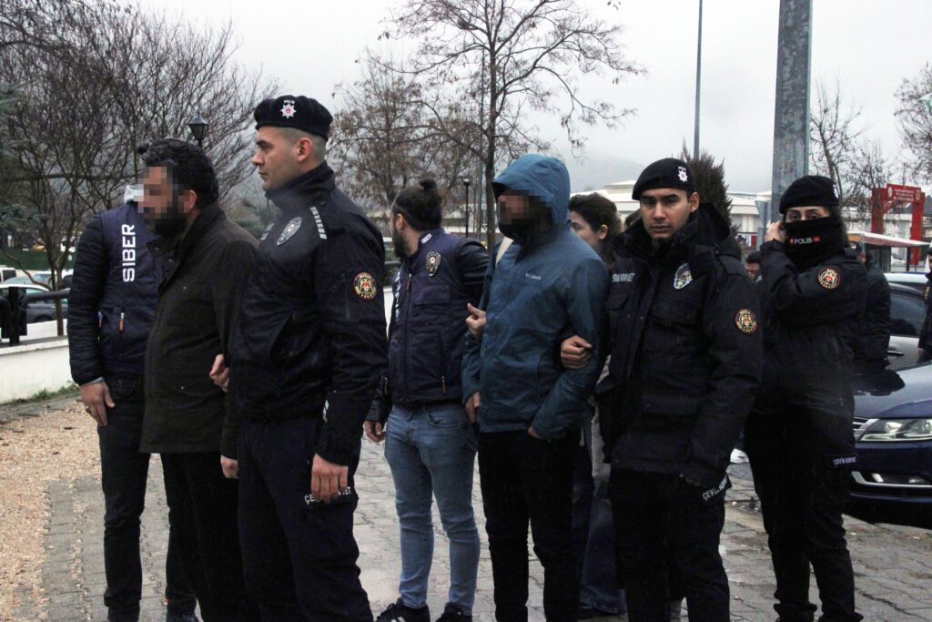 Muğla’da sahte hesap üzerinden ‘Devlet Büyüklerine Hakaret’ şüphelileri adliyeye sevk edildi