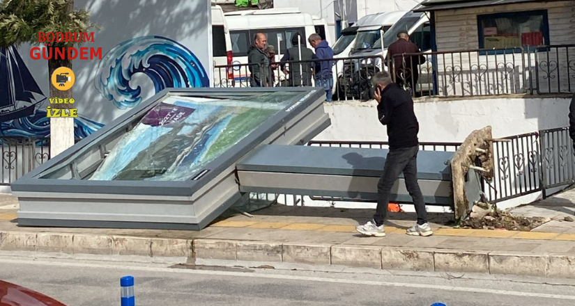 Bodrum’da Şiddetli Rüzgâr Panoyu Devirdi