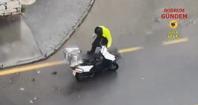 Duyarlı motokurye su mazgalında biriken çöpleri temizledi