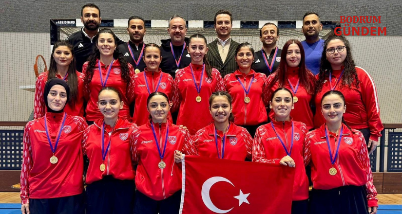 Türkiye Kadın Hokey Milli Takımı şampiyonluk kürsüsünde