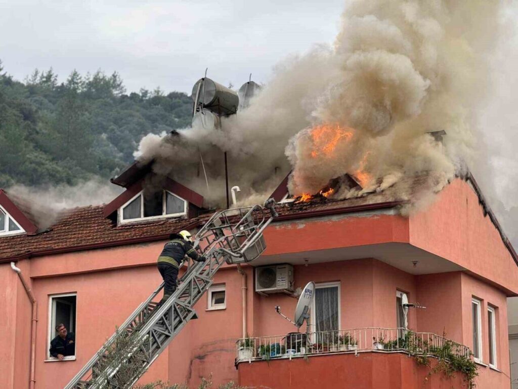 Fethiye’de üç katlı evin çatı katı alevlere teslim oldu