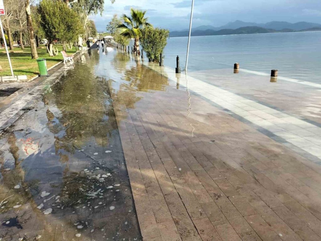 Köyceğiz Gölü taştı, Atatürk Kordonu sular altında kaldı