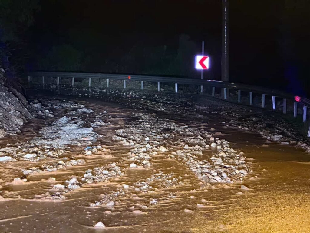 Sağanak yağış etkili oldu, yollar dereye döndü
