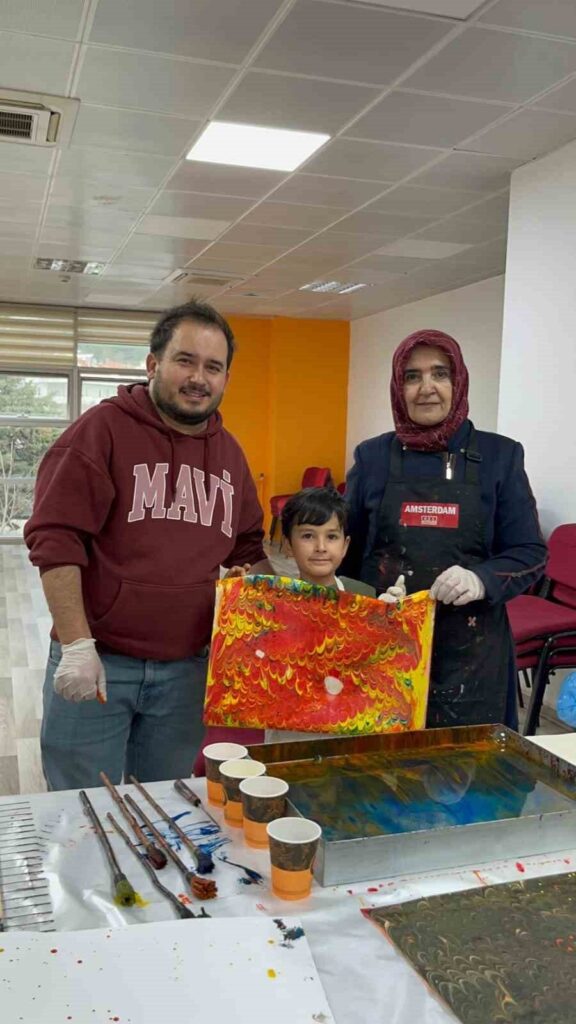 Muğla’da aileler ve çocuklar ebru sanatıyla renklerin yolculuğuna çıktı
