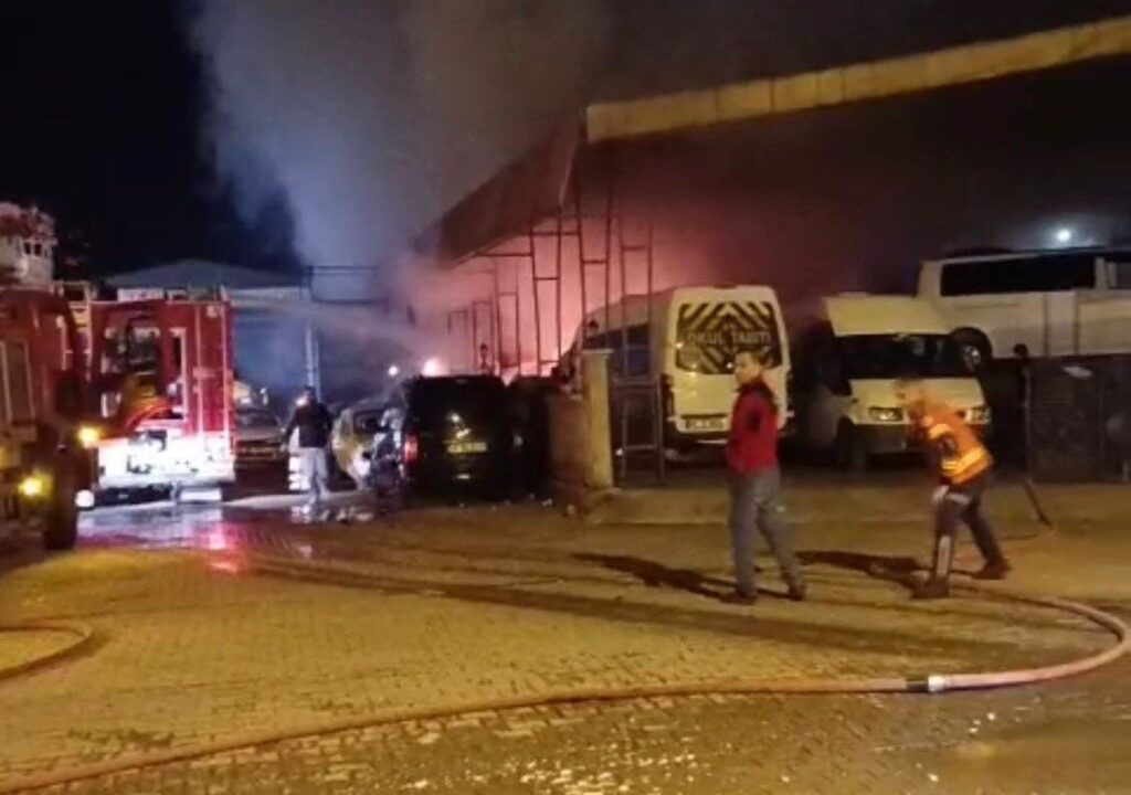 Ortaca Sanayi Sitesi’nde yangın: 4 araç ve 1 iş yeri zarar gördü