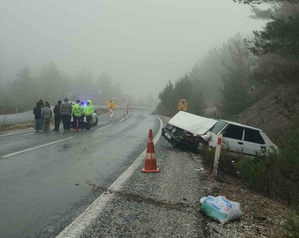 Otobüs ile otomobil çarpıştı