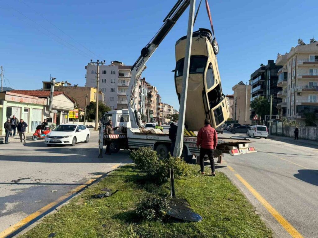Otomobille çarpışan ticari araç takla attı: Kaza anı kamerada
