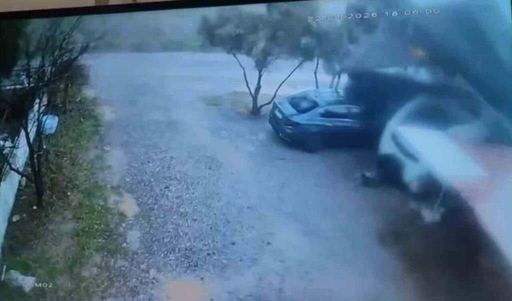 Şiddetli fırtına, otoparkın çatısını uçurdu