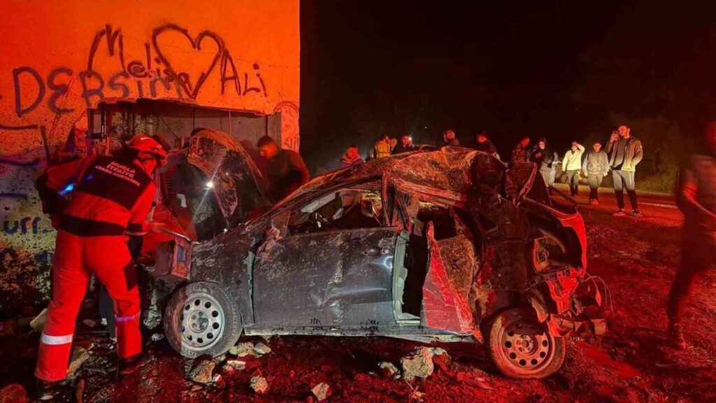 Takla atan otomobil trafoya girdi