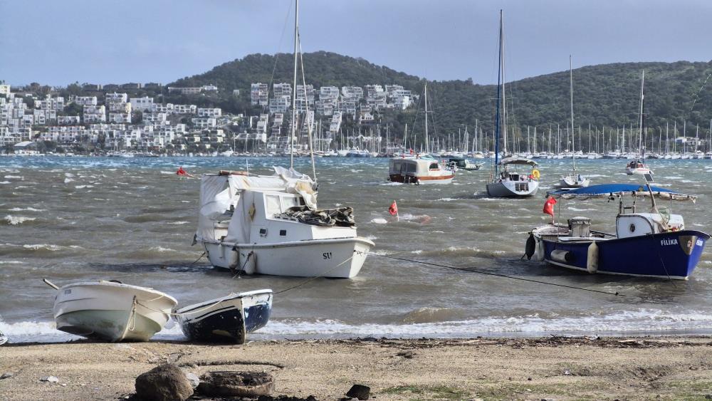 Bodrum’u kuvvetli fırtına vurdu