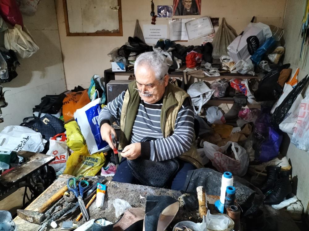 3 metrekarelik dükkanında mesleğini yaşatmaya devam ediyor