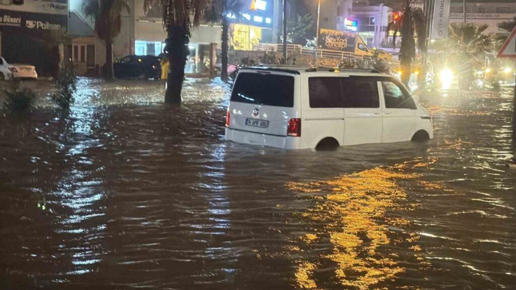Sağanak Yağış Yolları Göle Çevirdi