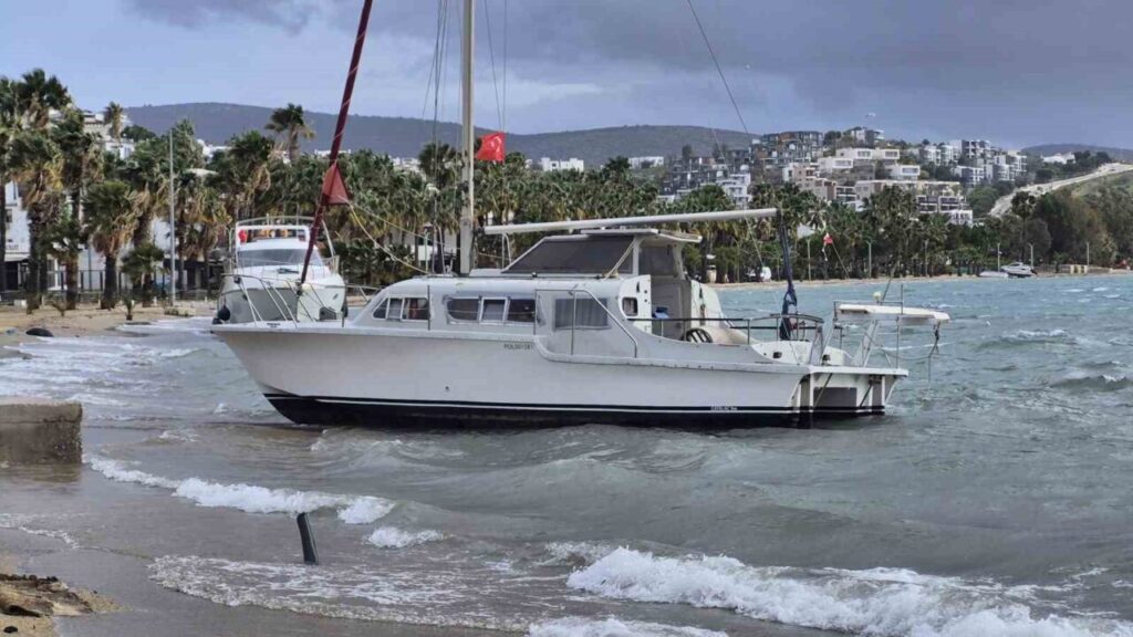 Bodrum Gümbet Koyunda 8 Tekne Kıyıya Sürüklendi